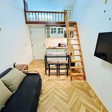 Cozy Design Homestay With Terrace Praga Exterior foto