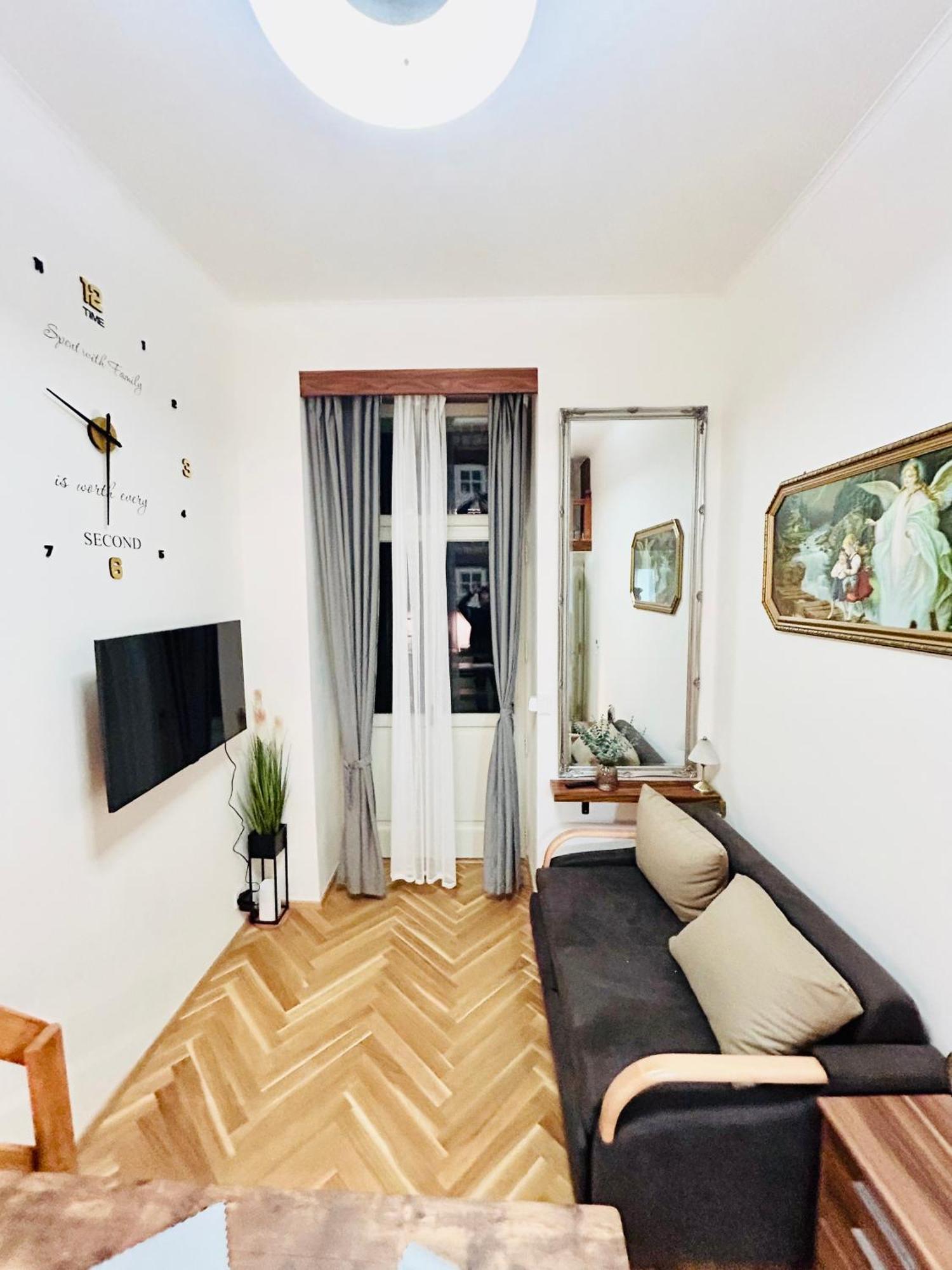 Cozy Design Homestay With Terrace Praga Exterior foto